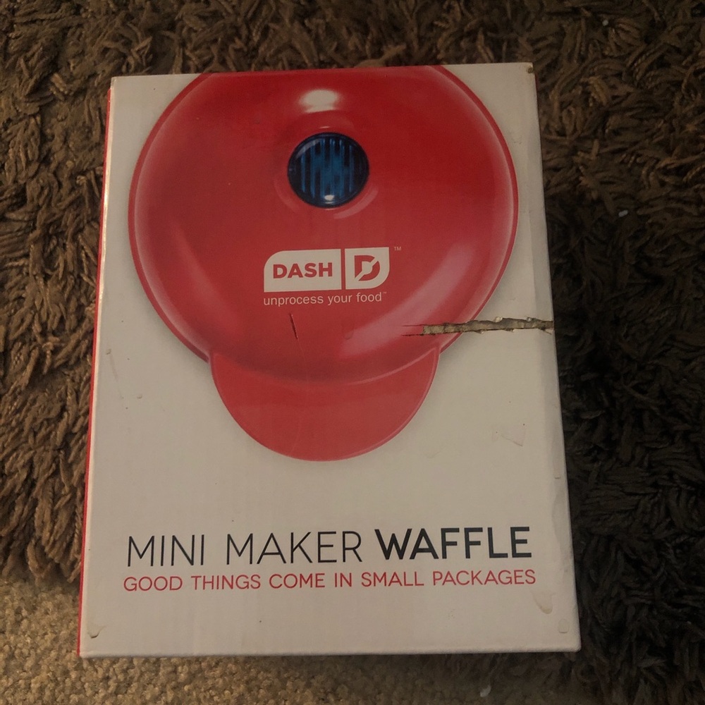Mini Red Waffle Maker - Picture 4 of 7